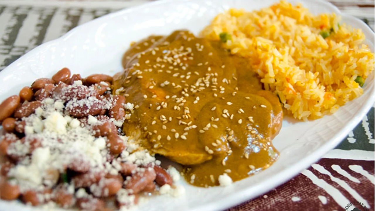 Pollo en Mole Rojo